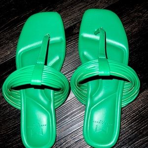 Marc Fisher Tanya Flat Sandal. Size 6 1/2